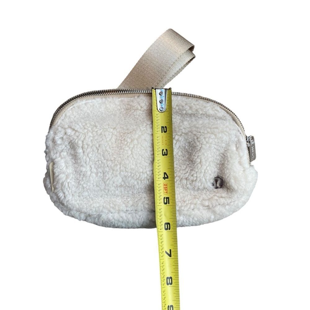 Lululemon Everywhere Belt Bag Fleece‎ Natural Beige Tan Silver Hardware New - Picture 8 of 9